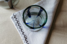 Cargar imagen en el visor de la galería, SET DE VASOS Y JARRA LÍNEAS COBALTO