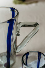 Cargar imagen en el visor de la galería, SET DE VASOS Y JARRA LÍNEAS COBALTO