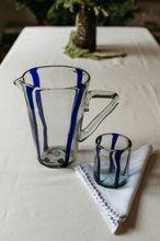 Cargar imagen en el visor de la galería, SET DE VASOS Y JARRA LÍNEAS COBALTO